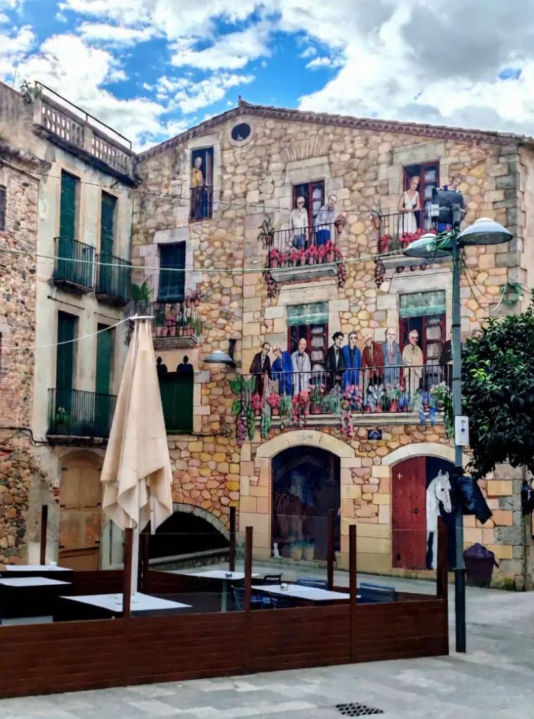 Mural del artista Carles Arola en una plaza del casco antiguo de Calonge