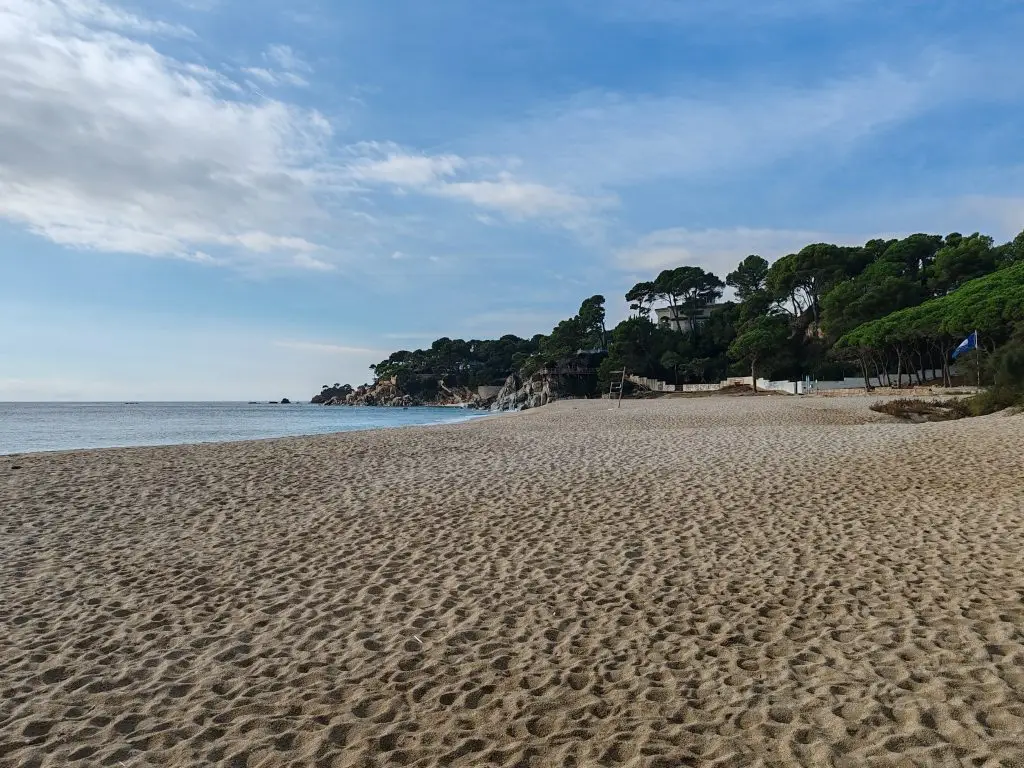 Paisaje de viñedos y costa cerca de Calonge, en el Baix Empordà