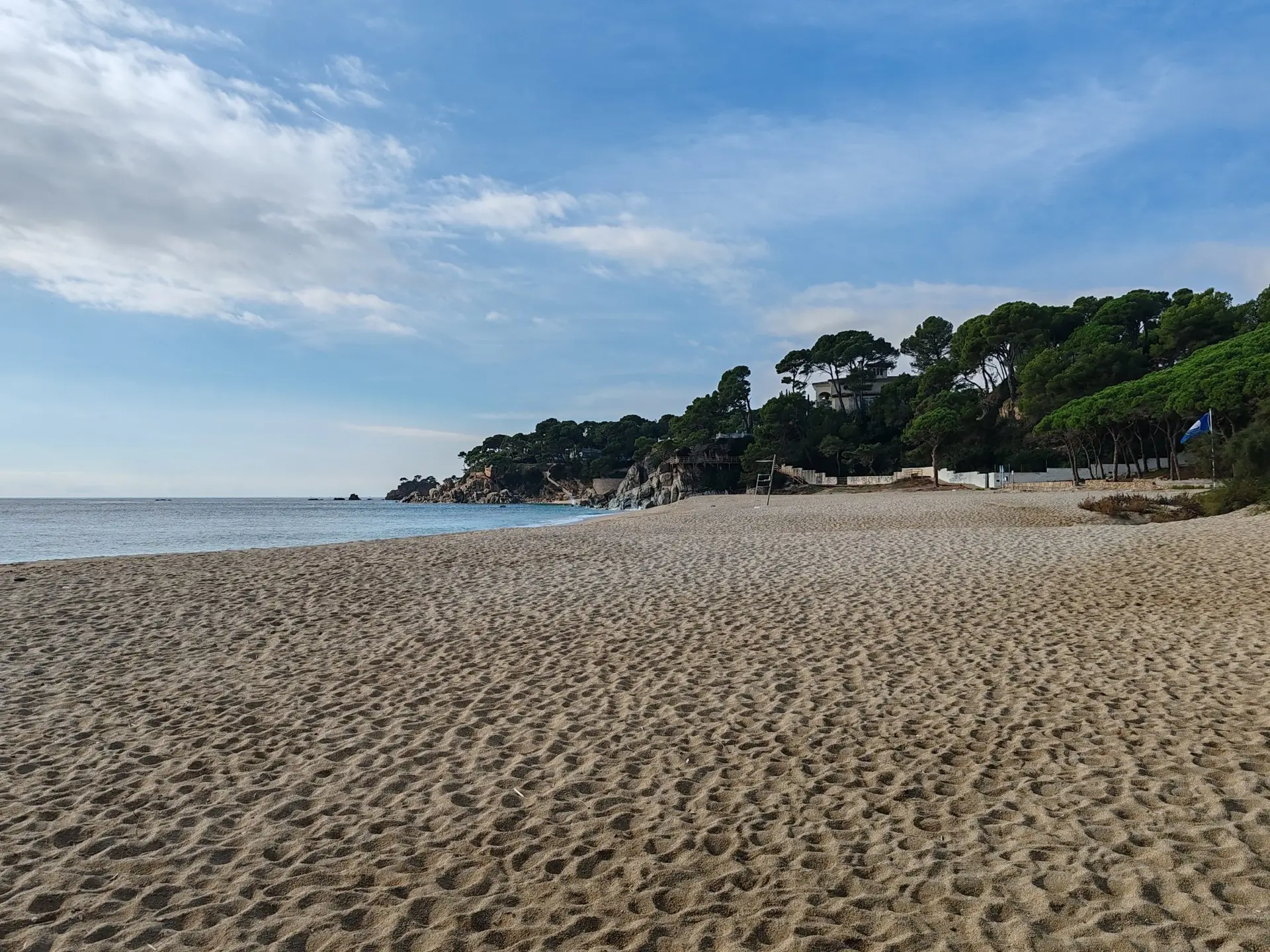 Paisaje de viñedos y costa cerca de Calonge, en el Baix Empordà